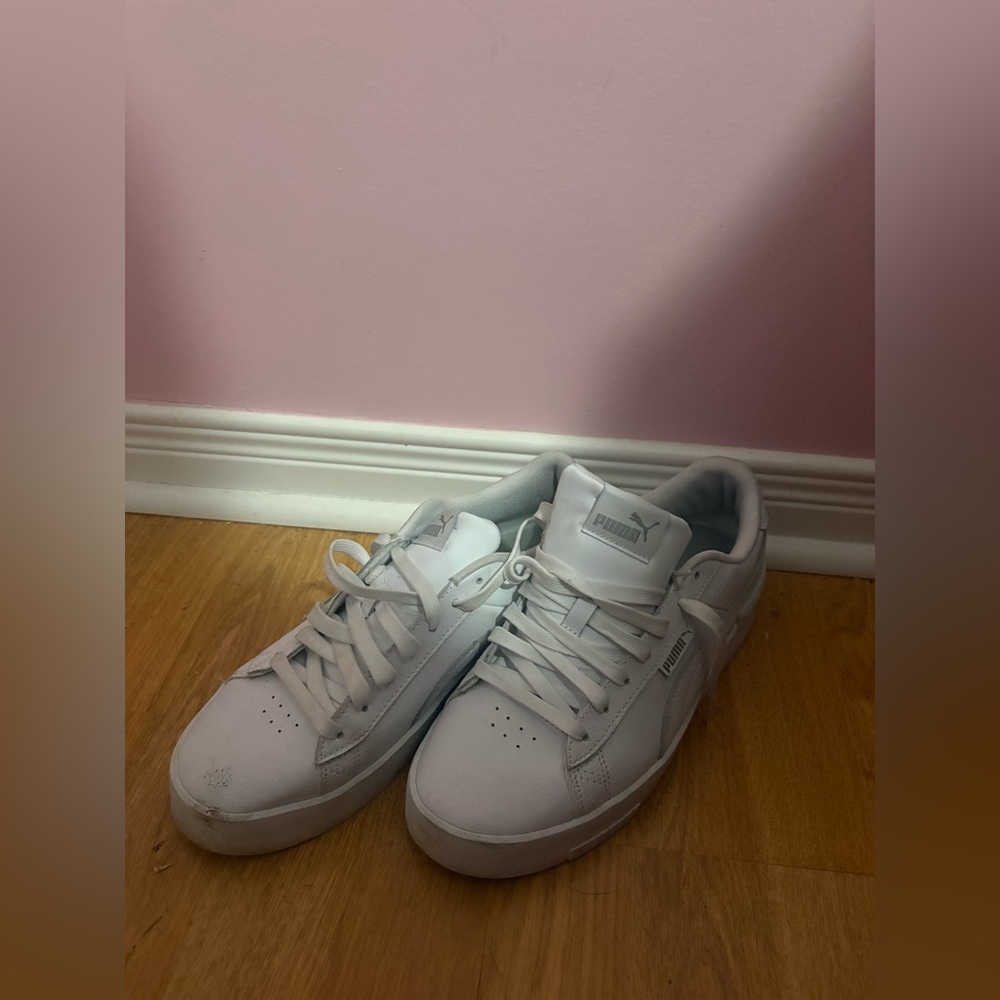 ⭐️Puma white running shoes